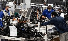 Volkswagen има с 60% повече служители от Toyota, но произвежда по-малко автомобили