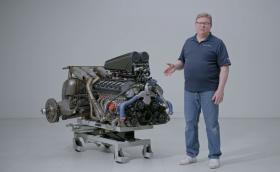 Как се почиства двигателят на McLaren F1? Видео