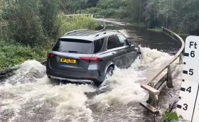 Когато си повярваш, че карайки SUV може да минеш през всичко (Видео)