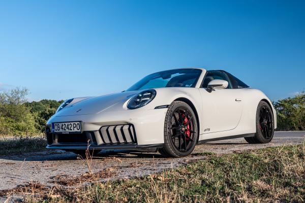 ВИДЕО: Новото Porsche 911 GTS T-Hybrid е най-доброто 911 GTS в историята? 