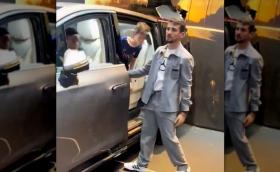 Дете подкара Mercedes VLE на автосалона в Париж и го удари в щанд