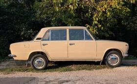 Двама нидерландци купиха 40-годишна Lada в България и потеглиха с нея към вкъщи