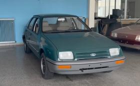 В този изоставен шоурум на Ford все още има чисто нови Escort, Fiesta и Sierra от 80-те