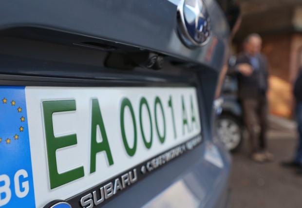 Вносителите на автомобили твърдо против отпадане на безплатното паркиране за електромобили