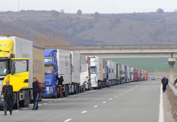 За празниците ограничават движението на тирове по магистралите