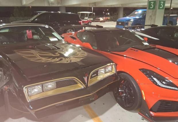 Намачкаха редки коли по време на търг в Тексас