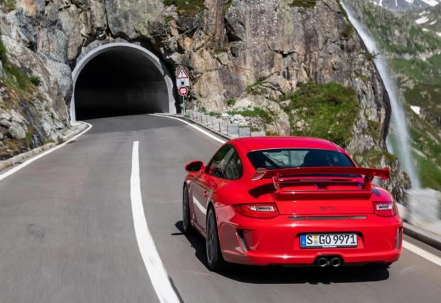 Porsche патентова система, която сваля прозорците и 'надува' ауспуха в тунел