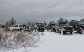 Офроудъри предлагат помощ на закъсали в снега хора и автомобили