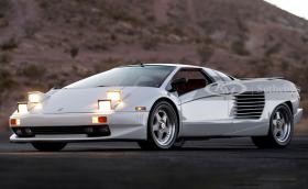 Това е 1988 Cizeta-Moroder V16T от „Бащата на диското“. Колата се продава