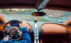 Джак Рикс от TopGear за малко не катастрофира с Bugatti Chiron Super Sport
