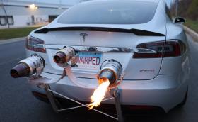 Това е Tesla с три… реактивни двигателя. Гори по 7,5 литра хидродизел в минута. Видео