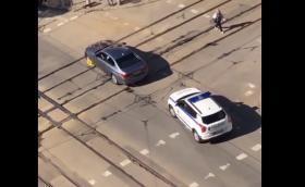 Мъж кара BMW със скоба в София, полицията го спря (Видео)