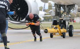 Рекорд на “Гинес”? Двама българи теглиха Airbus A220