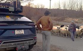 Конър Camperghini, който обикаля света с Lambo Urus, пусна видеото от България