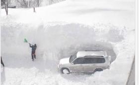 Вижте как руснаци изравят колите си изпод 2 метра сняг