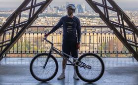 Този човек изкачи Айфеловата кула с колело (Видео)