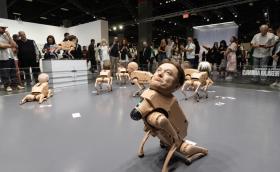 Кучета роботи с глави на Илон Мъск, Джеф Безос и Пабло Пикасо предизвикаха хаос