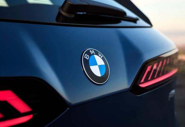 BMW започва да използва обновено лого