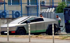 Българин с Tesla Cybertruck остана без книжка в Румъния
