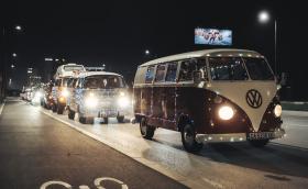 Специално светещо шоу в София отбеляза 75 години VW Transporter