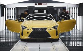 Lexus сваля от поточните линии последния си V8 модел
