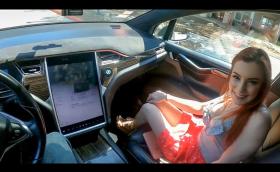 Двойка от САЩ засне видео за възрастни, докато тяхната Tesla Model X се движи на автопилот