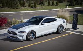 Още извращения от SEMA: 900-конен електрически Mustang с 1355 Нм и 6-степенна ръчка