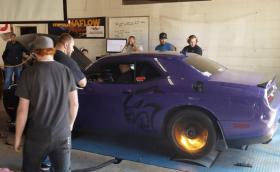 Dodge Challenger Hellcat пръсна синджира на дино стенд. Буквално...