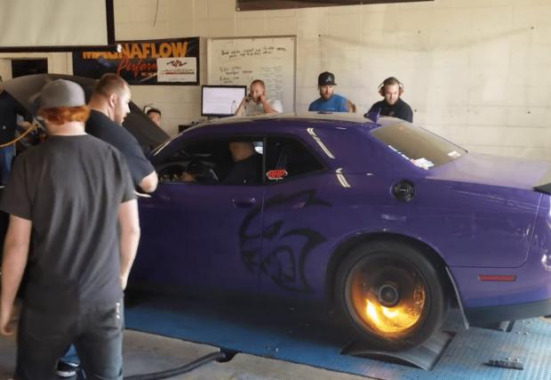 Dodge Challenger Hellcat пръсна синджира на дино стенд. Буквално...