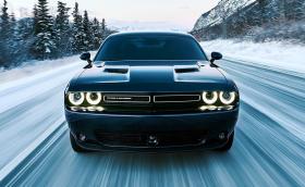 Единственият щатски мъсълкар с двойно предаване: Dodge Challenger GT AWD злобее на сняг. Галерия и видео