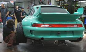 Как се прави: брутално готиното RWB Porsche 993. Галерия и къс филм в 4K
