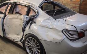 BMW 750i xDrive: за 27 дни от баница до чисто ново. Галерия и видео