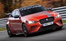 Jaguar XE SV Project 8 е новият цар на „Ринга“ в категория „4 врати“. Мощен е 600 коня и обиколи пистата за 7:21,23