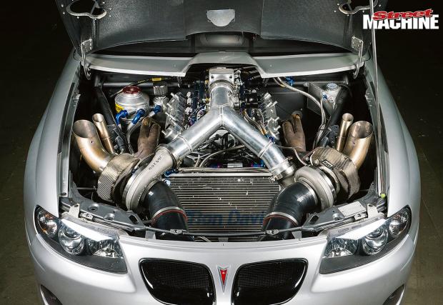 Този 7-литров 2005 Pontiac GTO стоварва 2400 коня на задните гуми