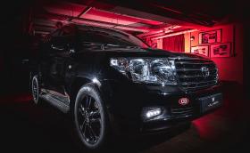 Vilner сложи седалки от BMW Серия 5 в Toyota Land Cruiser V8. Облече ги в червена кожа, заради Дядо Коледа