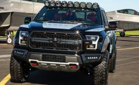 Ford F-150 Raptor F-22 Concept е боен пикап за мирни цели. В решетката му е вграден изтребител