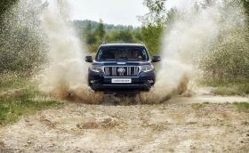 Новият Land Cruiser се хвърля в атака срещу Discovery. Ще успее ли обаче?