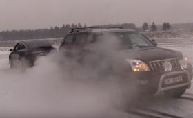 Tesla Model X се дърпа с Toyota Land Cruiser. Кой ще победи!? Видео