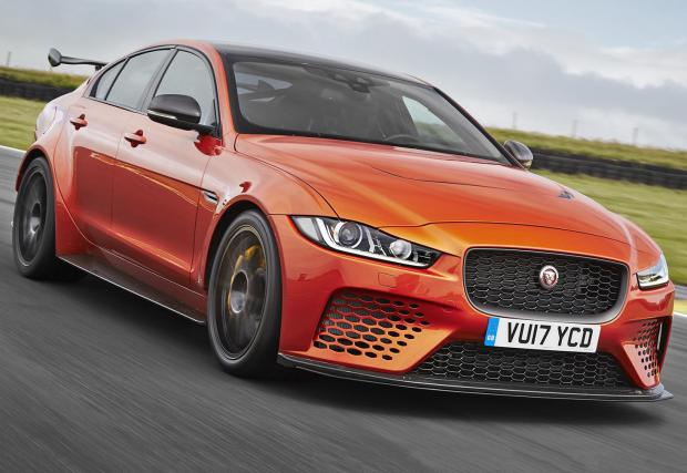 Jaguar XE SV Project 8 трещи зверски, мощен е 600 коня и вдига сто за 3,5 секунди