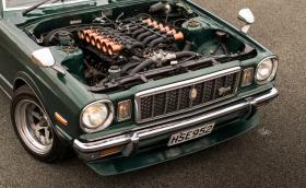 Това е 5-литров V12 с 400 коня, ръчни скорости и медни фунии на дроселите, монтиран в Toyota Cressida X30
