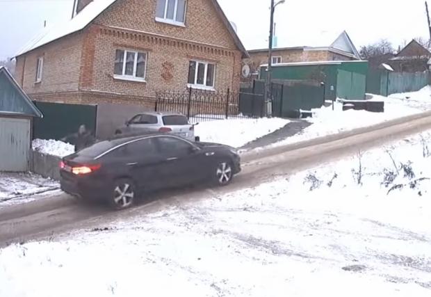 Това ли е най-хлъзгавата улица в Русия? Видео