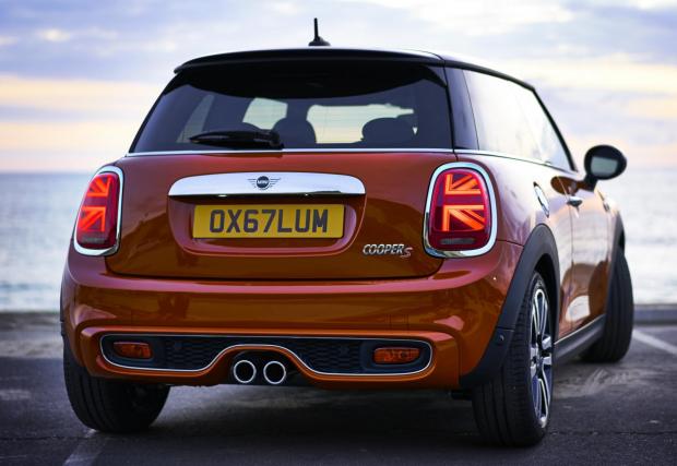 2018 MINI Cooper S идва с два съединителя и британски флагове в стоповете