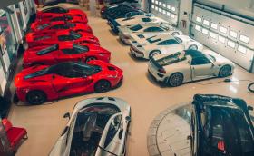 Когато имаш Bugatti Veyron, Chiron, Ferrari F40, Enzo, Porsche 918 Spyder, McLaren P1, F1 и Senna… Галерия от най-голямата частна колекция в Бахрейн