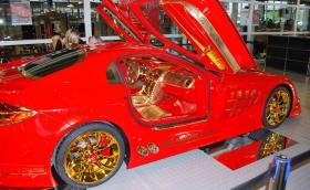 Междувременно в емирствата: SLR McLaren с 14 кг истинско злато, включително по джантите