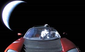 Tesla-та на Мъск мина 600 млн. км и продължава. Подмина Марс