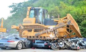 Президентът на Филипините Родриго Дутерте помля още 68 коли за над 5 млн. евро., в това число Porsche 911 и BMW M5. Видео