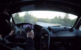 McLaren P1 LM пее божествено по пътя си към връх Пайк. Видео