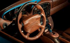 Vilner изтръгна 20-годишния интериор на това Porsche 911 Carrera Cabriolet и го смени с този провокативен салон