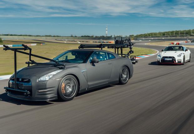 Този Nissan GT-R вози карбонов гимбъл и много скъпа камера. Много бързо