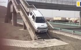 По пешеходния прелез вместо по кръговото за коли - само на борда на Suzuki Jimny! Видео